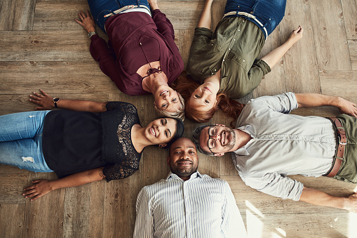 Groupe de personnes allongées